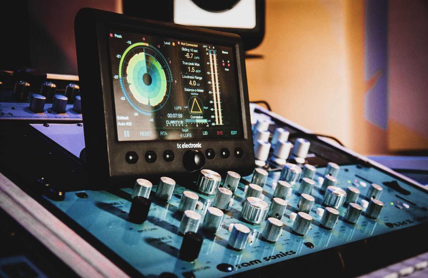 A mastering desk